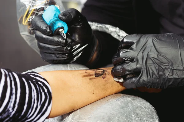 Maestro del tatuaje haciendo tatuaje — Foto de Stock