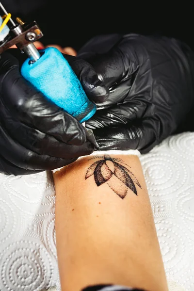 Майстер татуювання показує процес створення татуювання — стокове фото