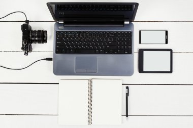 dizüstü, laptop, fotoğraf makinesi, e-kitap ve cep telefonu