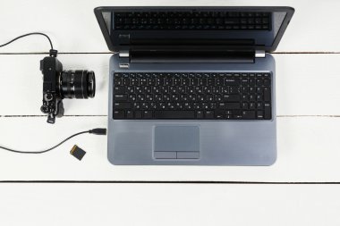bağlı kamera ve micro kart ile dizüstü bilgisayar 