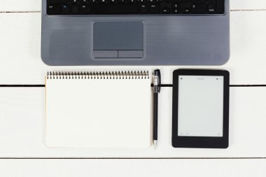 dizüstü bilgisayar, e-kitap ve defter kalem tablo ile