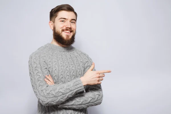 Hombre con barba usando suéter gris —  Fotos de Stock