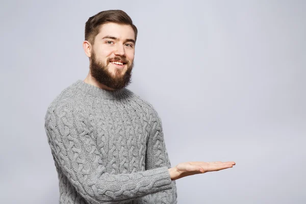 Man met baard dragen grijze trui — Stockfoto