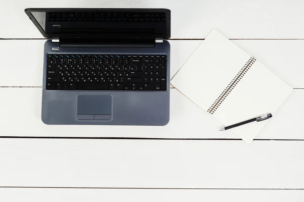 Laptopów i notebooków otwarty z pióra na stole — Zdjęcie stockowe