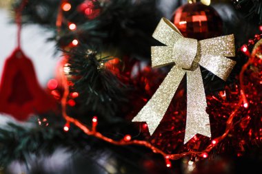 Altın yay ile Noel ağacı ışıkları kırmızı aynayı Fisto