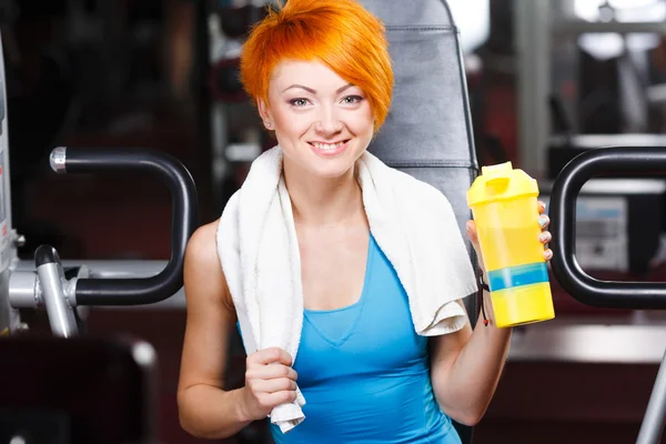 Chica bastante en forma con el pelo corto rojo en el gimnasio —  Fotos de Stock