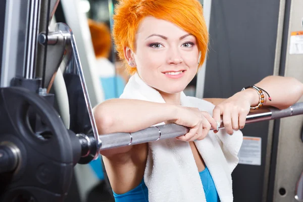 Hermosa chica en forma con el pelo corto rojo en el gimnasio —  Fotos de Stock