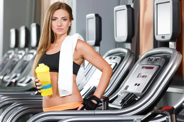 Junges Mädchen im Fitnessstudio — Stockfoto