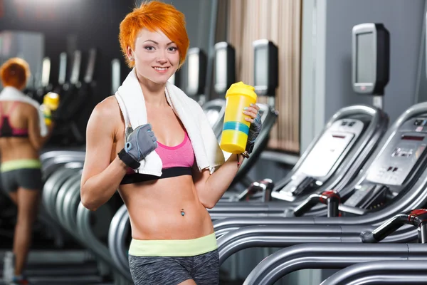 Cute fit girl in gym — Stock Photo, Image
