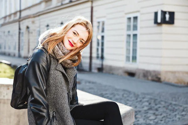 Belle fille avec des lèvres rouges assis en plein air — Photo