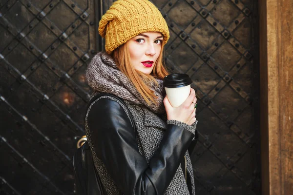 Belle fille avec café en plein air — Photo