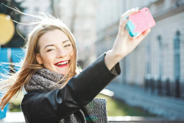 Vacker flicka med röda läppar stå utomhus — Stockfoto