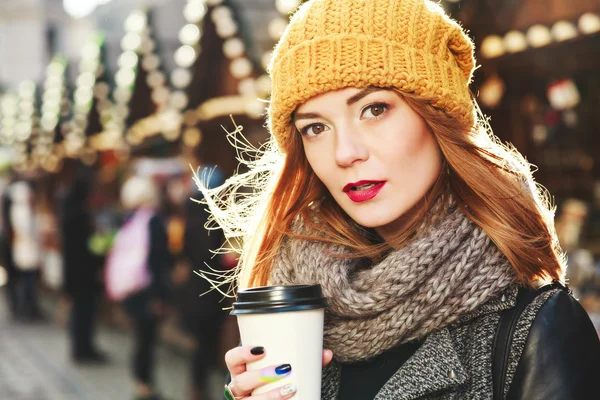 Bella ragazza con caffè all'aperto — Foto Stock