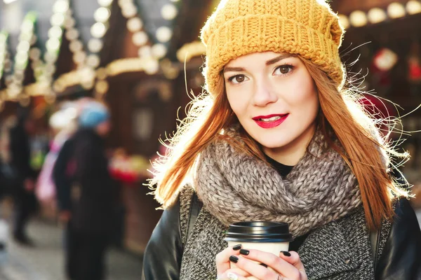 Hermosa chica con café al aire libre — Foto de Stock