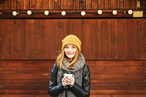 Όμορφο κορίτσι με καφέ σε εξωτερικούς χώρους — Φωτογραφία Αρχείου