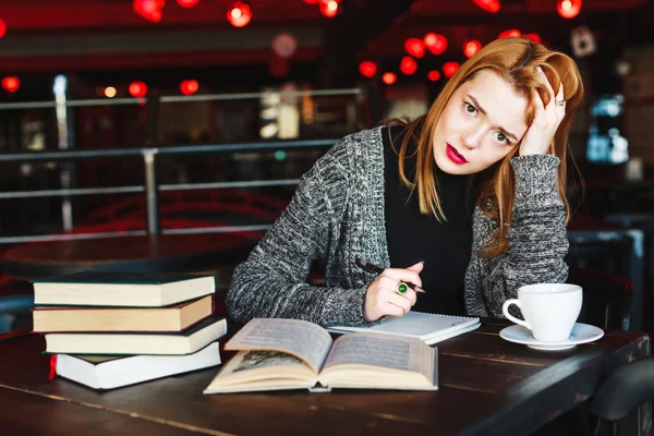 Mooi meisje met kort haar en rode lippen — Stockfoto