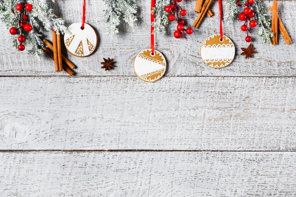 Biscoitos de Natal na mesa de madeira — Fotografia de Stock