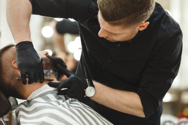 Sakal formun adam için Kuaför