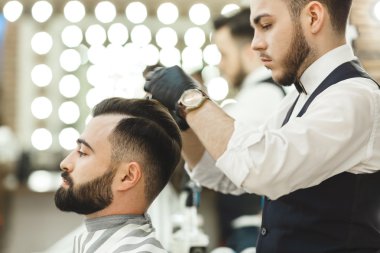 Kuaför Saç kesimi istemci için yapıyor