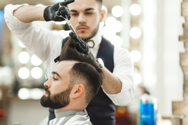 Kuaför Saç kesimi istemci için yapıyor