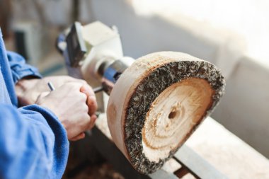 Ahşap oyma aletleriyle çalışan bir adam.