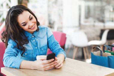 Cafe telefon ile kız