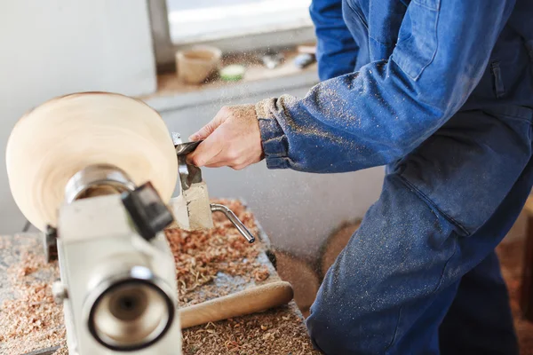 Un hombre que trabaja con instrumentos de talla de madera — Foto de Stock