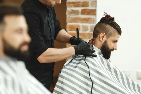 Hombre con el pelo oscuro haciendo un corte de pelo —  Fotos de Stock