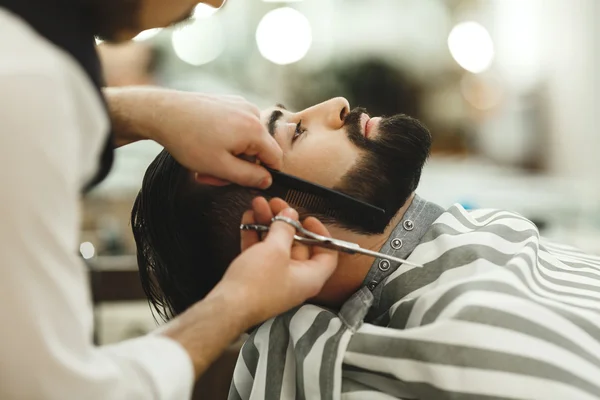 Парикмахер делает бороду — стоковое фото