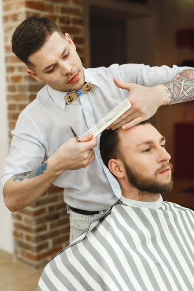 Mann mit dunklen Haaren beim Haarschnitt — Stockfoto