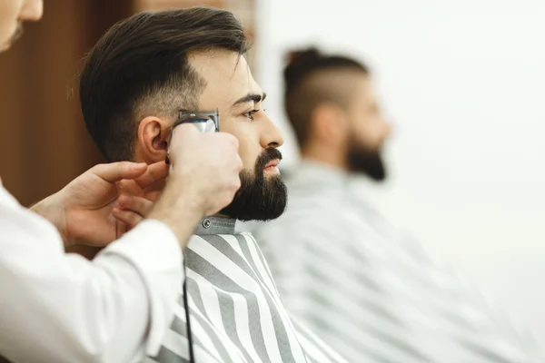 Mann mit dunklen Haaren beim Haarschnitt — Stockfoto