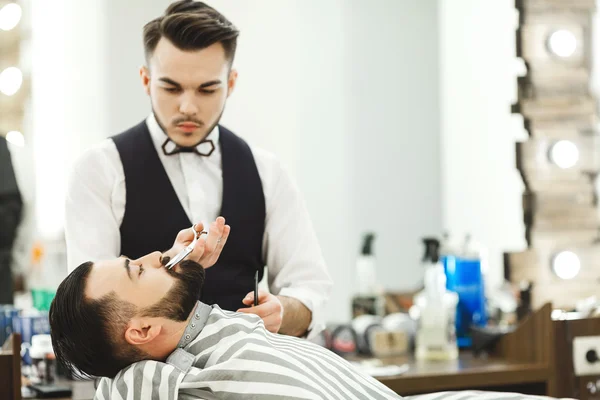 Fryzjer, Dokonywanie brodę — Zdjęcie stockowe