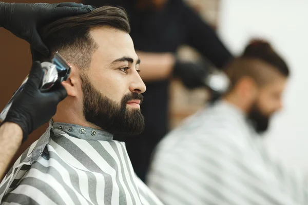 Homem com cabelo escuro fazendo um corte de cabelo — Fotografia de Stock