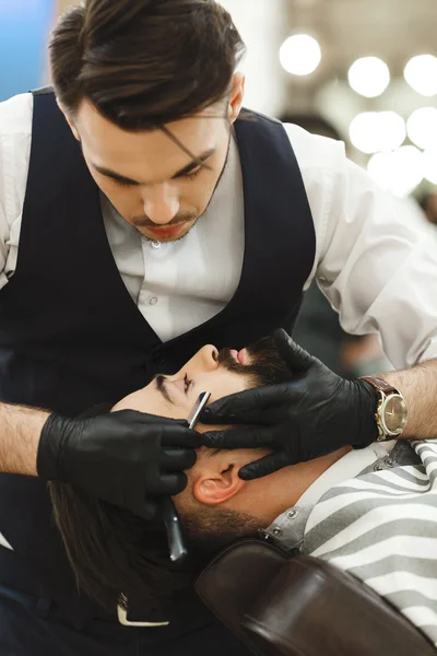 Barbiere che fanno forma di barba per l'uomo — Foto Stock