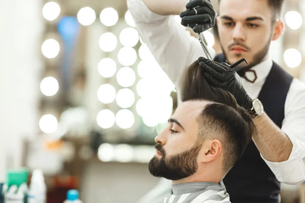 Friseur schneidet für Kunden ab — Stockfoto