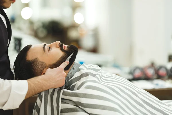 Barbiere fare una barba — Foto Stock