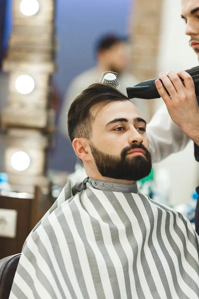 Barber doing a haircut — Stock Photo, Image