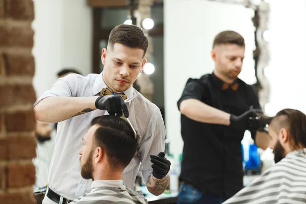 Barbieri che fanno tagli di capelli per i clienti — Foto Stock