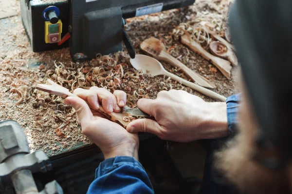 Un hombre que trabaja con instrumentos de talla de madera — Foto de Stock