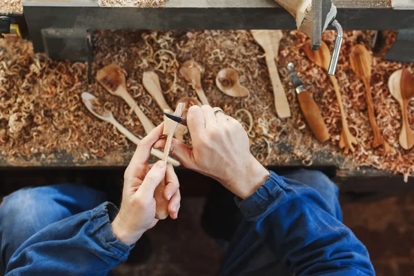 Un hombre que trabaja con instrumentos de talla de madera — Foto de Stock