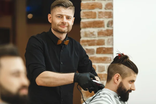 Man with dark hair doing a haircut — Stock Photo, Image