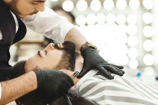 Hände in Handschuhen, die Bart formen — Stockfoto