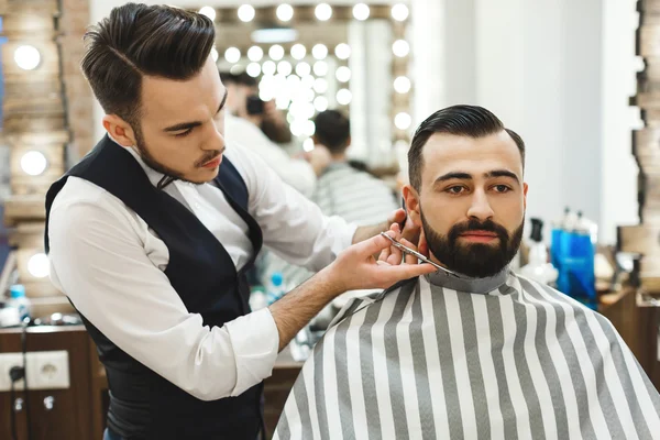 Peluquero haciendo barba — Foto de Stock