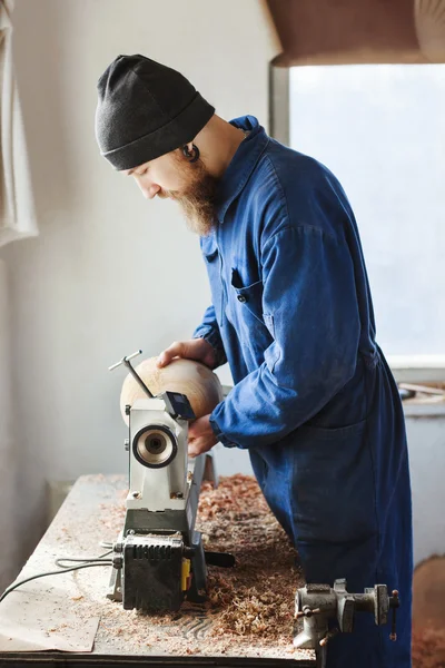 Un hombre que trabaja con instrumentos de talla de madera — Foto de Stock