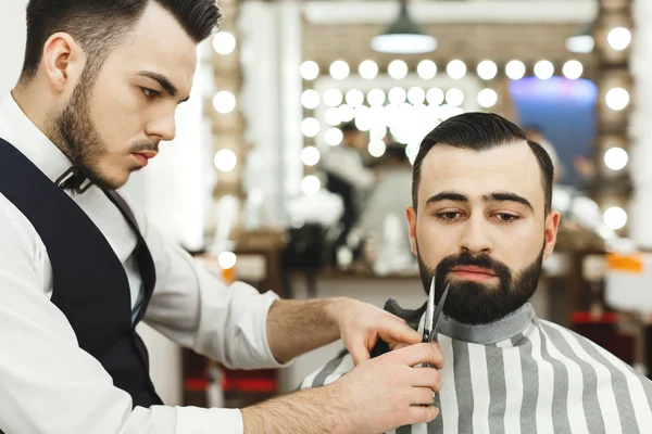 Barbiere fare una barba — Foto Stock