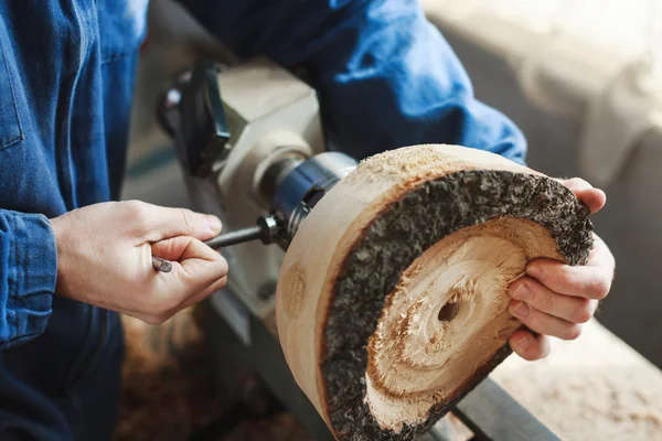Człowiek pracujący z narzędziami do rzeźbienia w drewnie — Zdjęcie stockowe