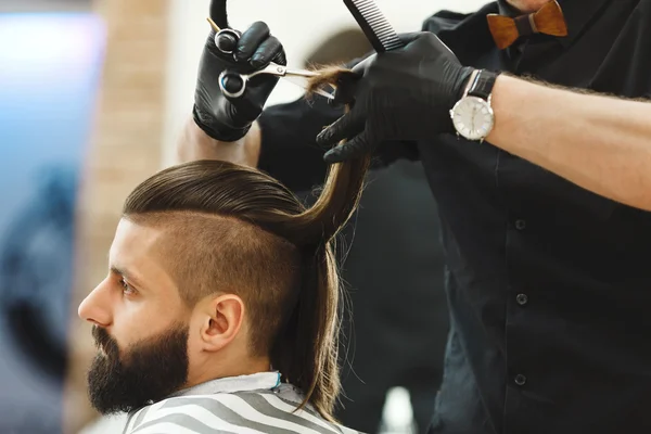 Fodrász csinál haircuts a kliens — Stock Fotó