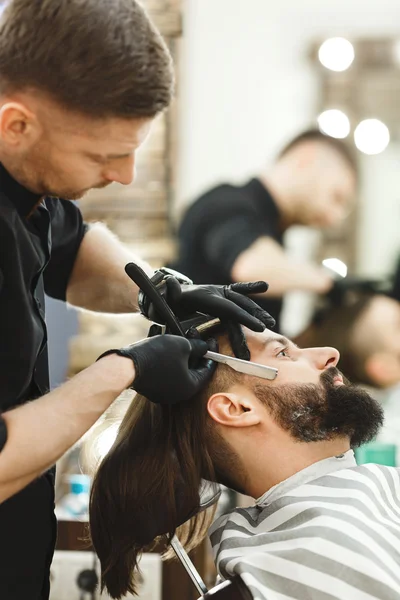 Парикмахер делает бороду форму для человека — стоковое фото