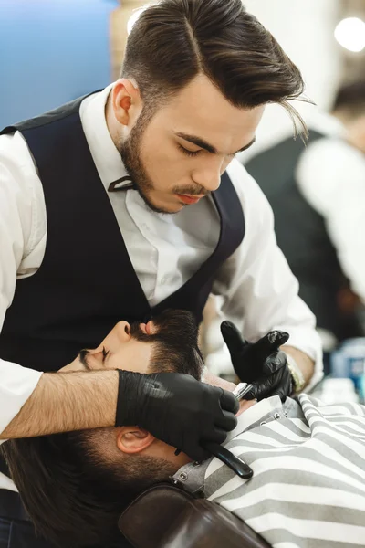 Friseur fertigt Bart für den Mann — Stockfoto