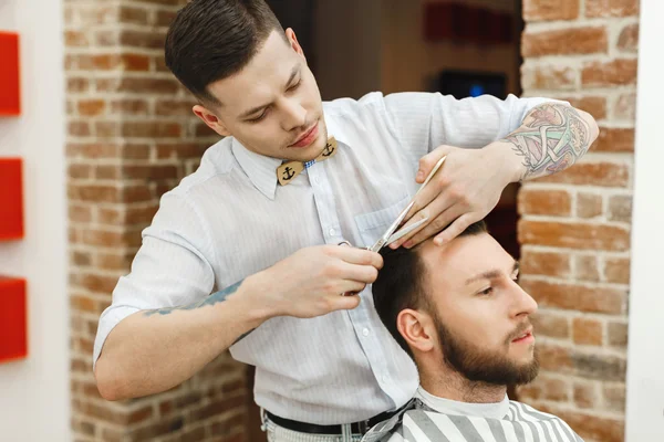 Homme aux cheveux bruns faisant une coupe de cheveux — Photo